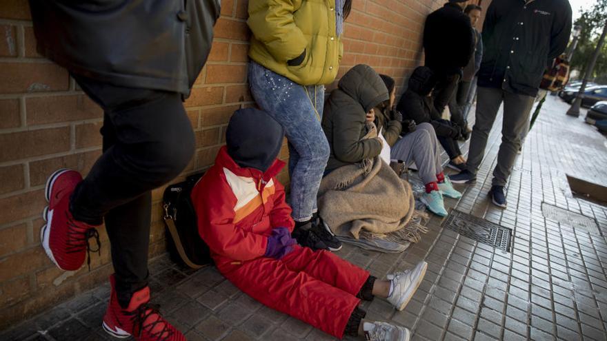 Los migrantes y sus hijos esperan desde primera hora para poder estar entre los 20 atendidos del día.