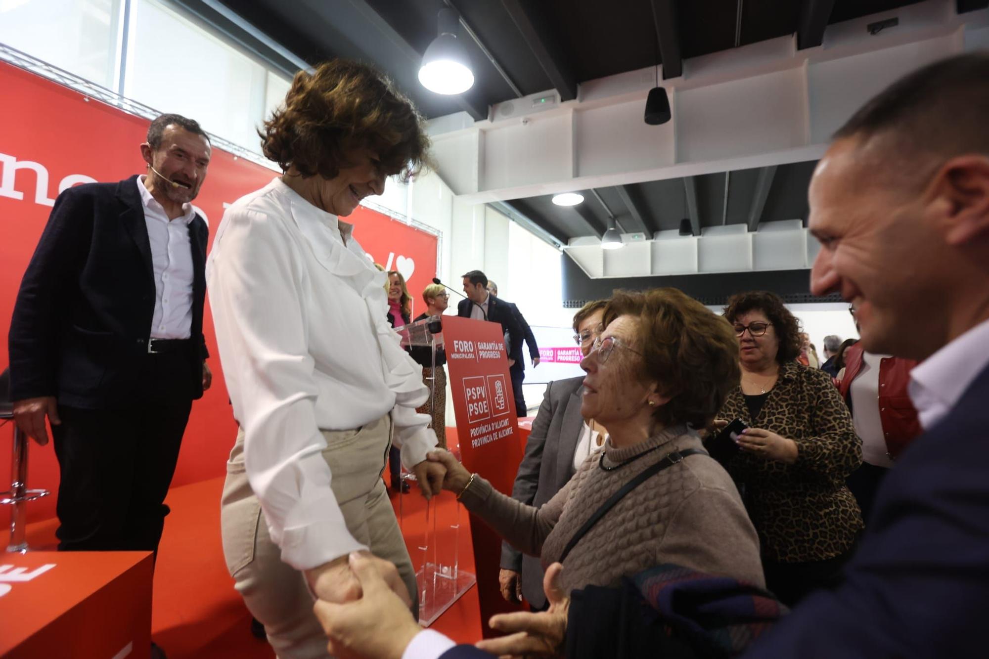 Finaliza foro municipalismo PSOE en Elche con Carmen Calvo