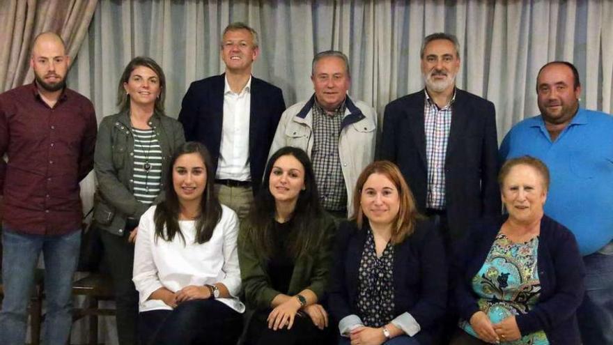 Rueda, Tourís y Piñeiro, junto a los integrantes de la gestora de Caldas.  // FdV