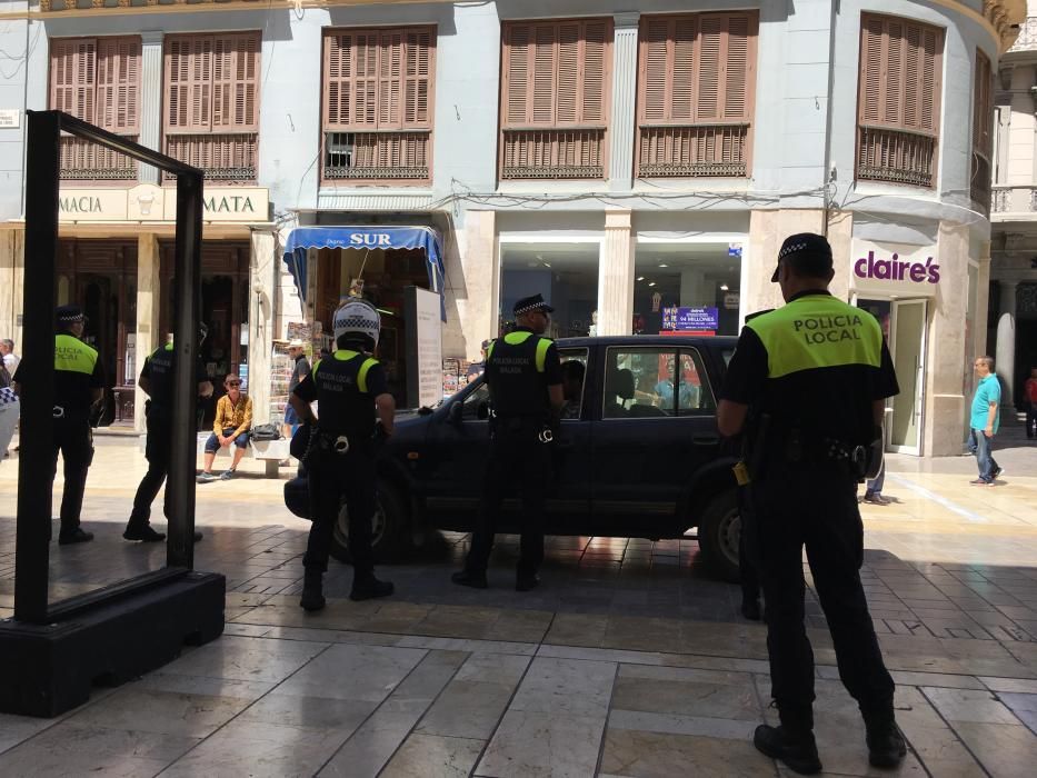 Detención de un hombre con su coche en la calle Larios.