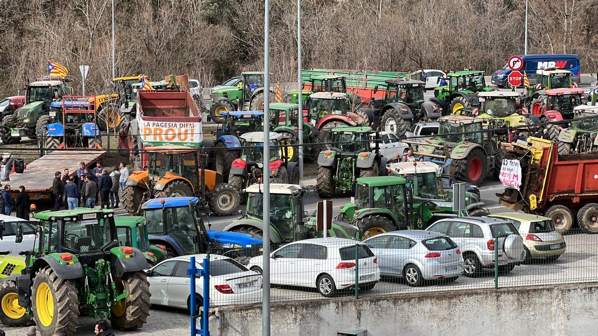 Diversos tractors concentrats a tocar de la duana de La Farga de Moles, a la frontera amb Andorra, per demanar millores al sector agrari.
