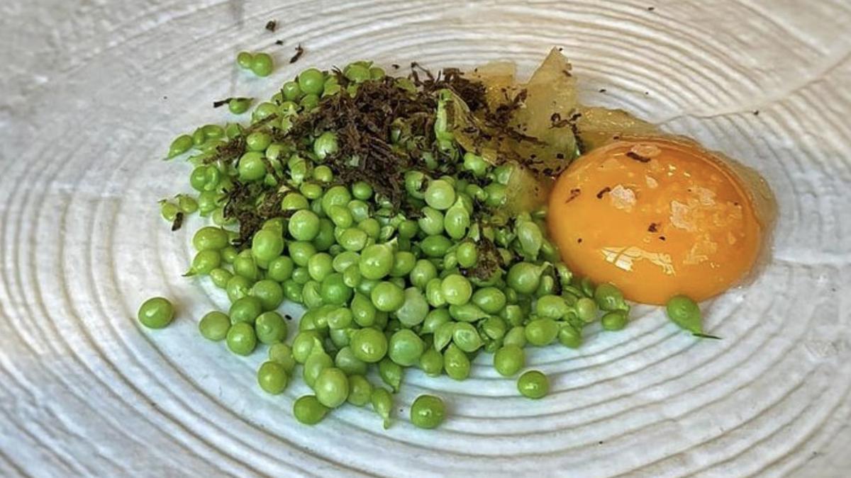 El huevo con guisantes lágrima del restaurante Las Esparteras.