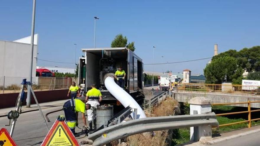 Los operarios ya trabajan en la reparación del colector de Gaianes.