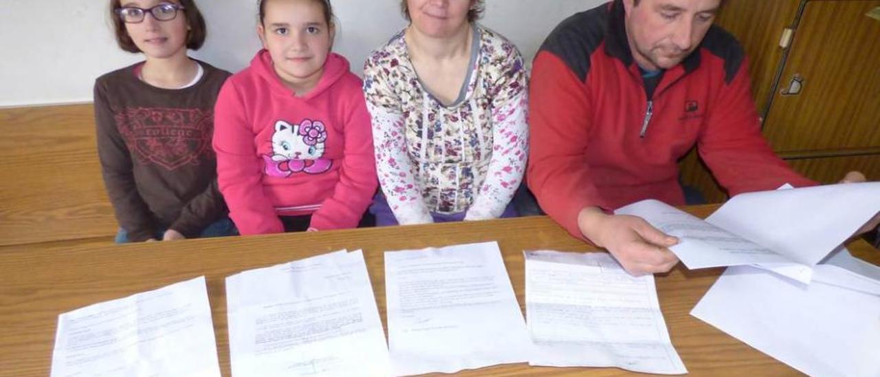 Ángela y Rocío Parrondo, Celia Menéndez y Manuel Ángel Parrondo, con los documentos de los recursos contra la reducción de la ayuda.