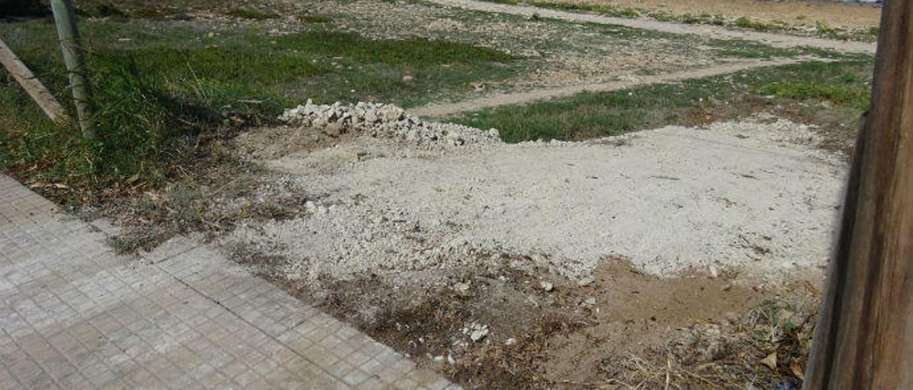 La rampa que ayer fue habilitada en el terreno a pie de playa y que podría acoger un restaurante