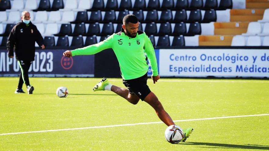 Jalid Kerkich durante una sesión de trabajo con el AD Ceuta.