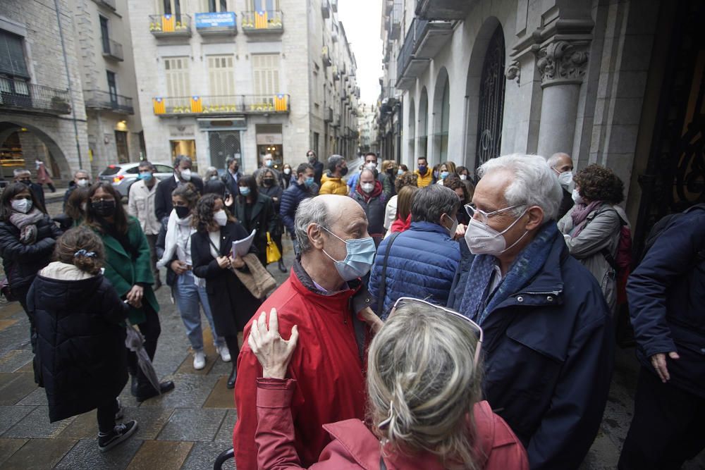 Companys, amics i familiars acomiaden en un acte sorpresa a l'interventor municipal