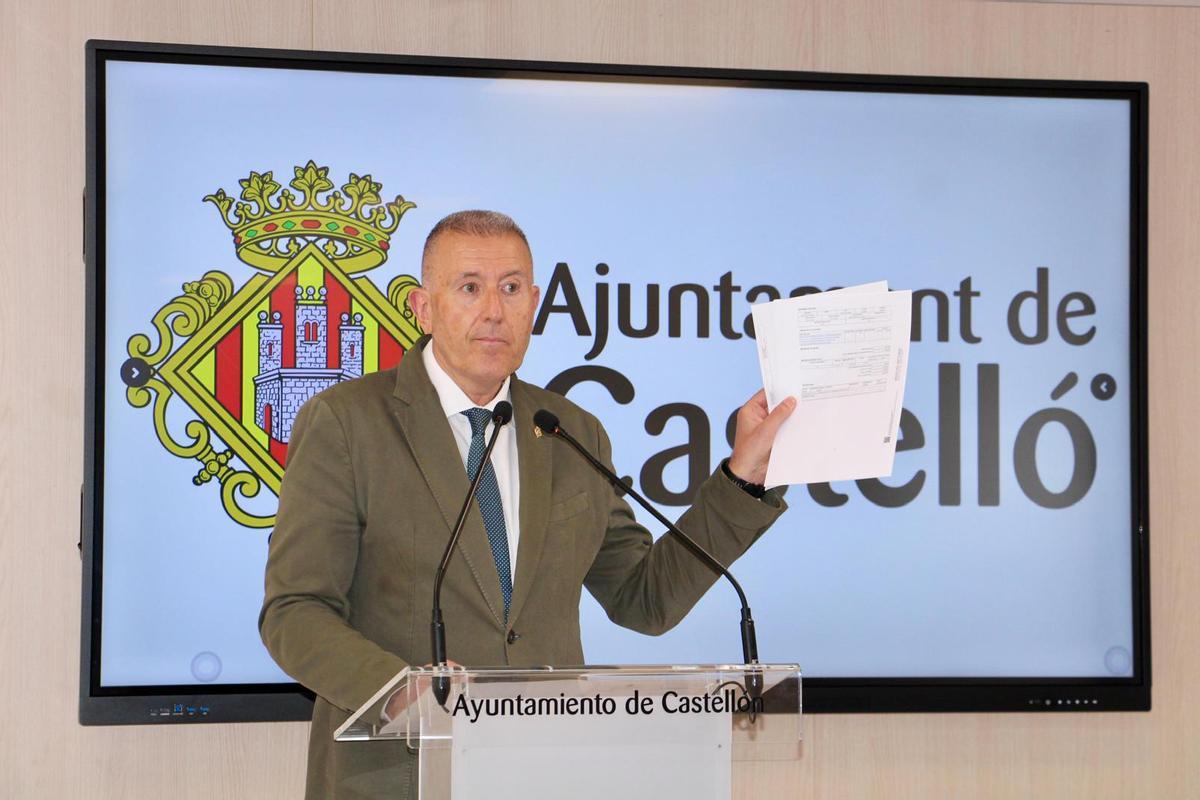 El portavoz del equipo de gobierno municipal de Castelló, Vicent Sales, muestra una factura que pagó el actual equipo por retirar el caucho que dejó el PSOE.