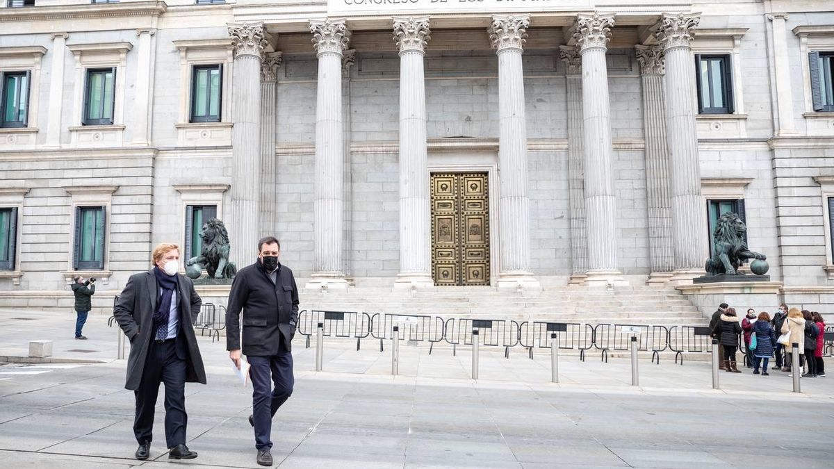 El diputado López-Bas y el alcalde de Badajoz, ayer, a la salida del Congreso de los Diputados.