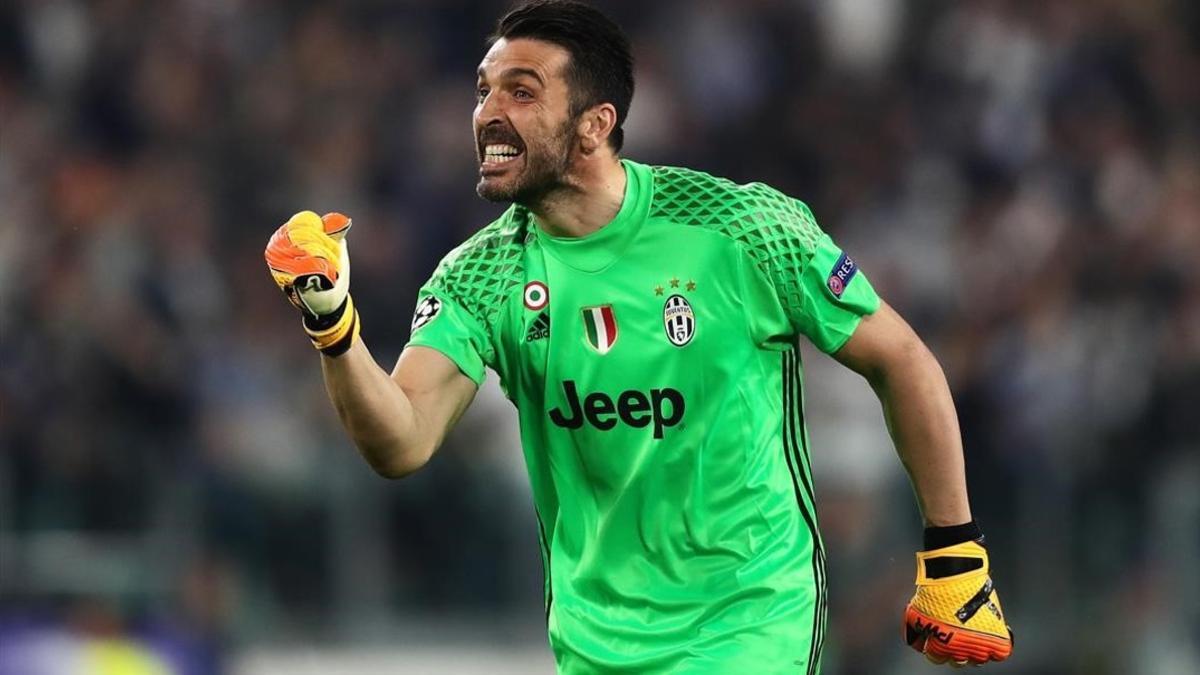 Gianluigi Buffon celebra el tercer gol, obra de Chiellini en el Juventus-Barça (3-0) jugado en Turín.