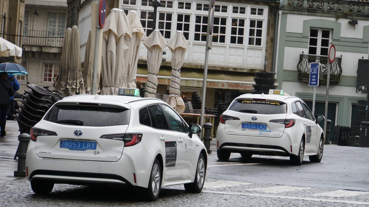 Dos taxis de Santiago en la parada de Porta Faxeira