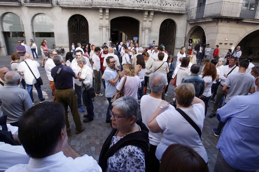 Concentració per reclamar diàleg i convivència a la Plaça del Vi de Girona