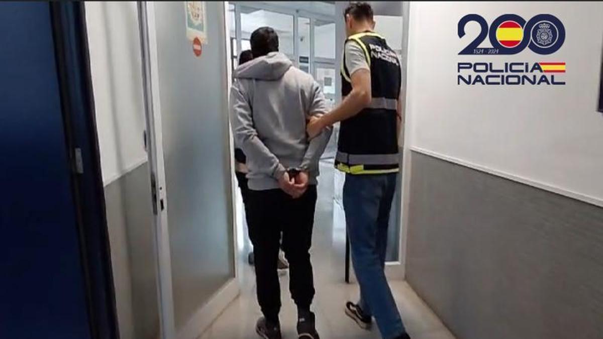 Un dels detinguts amb els agents de la Policia Nacional.