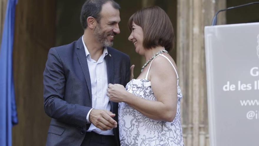 Biel Barceló, vicepresidente del Govern, junto a la presidenta, Francina Armengol.