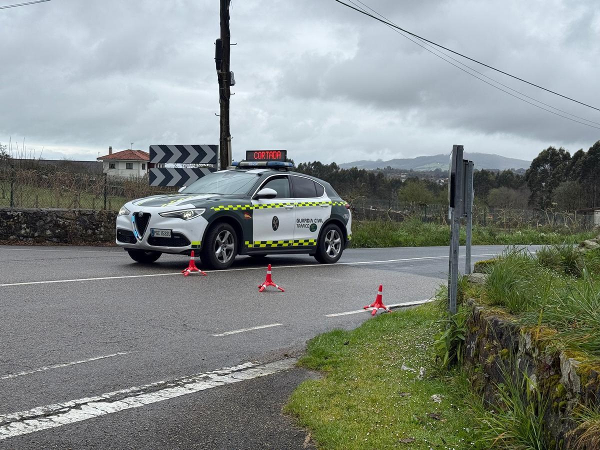 La Guardia Civil de Tráfico controla la carretera para su limpieza