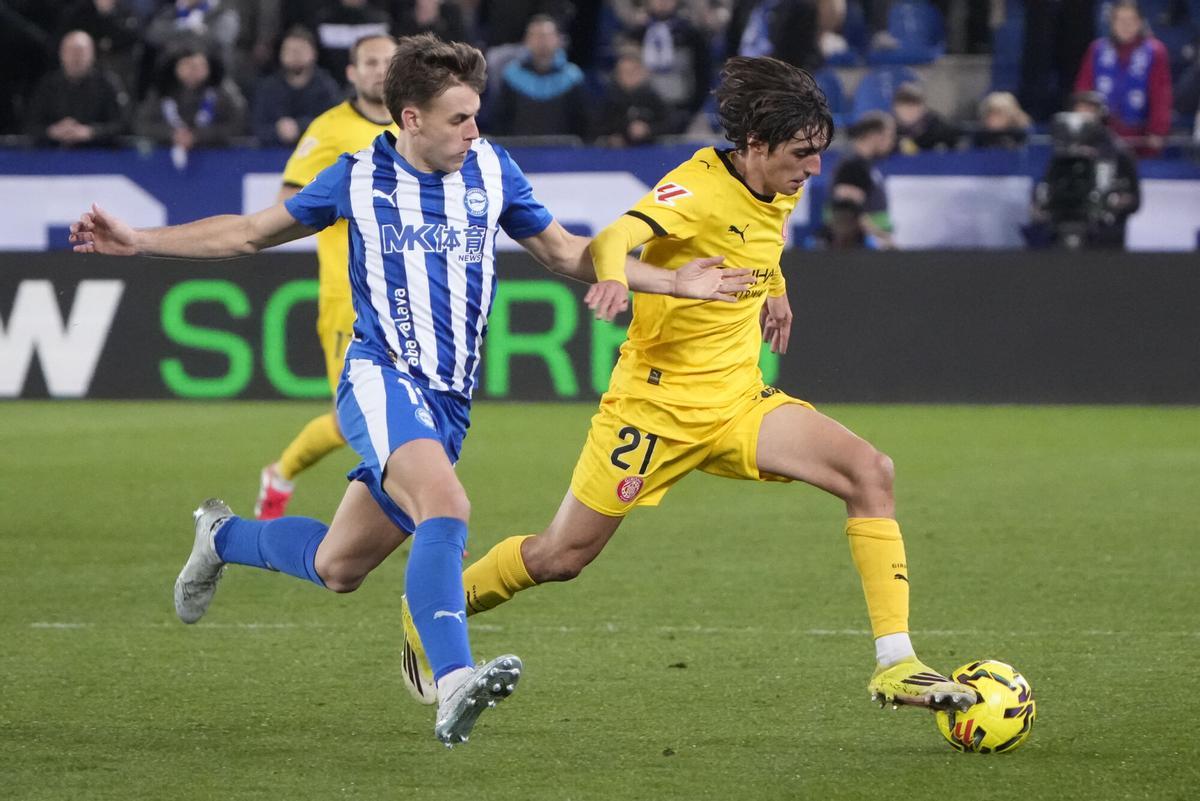 Bryan Gil conduce el balón ante Ibáñez en una acción del partido.