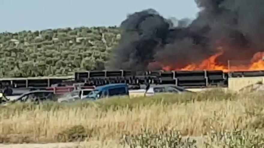 Incendio en una fábrica de plásticos en Baena