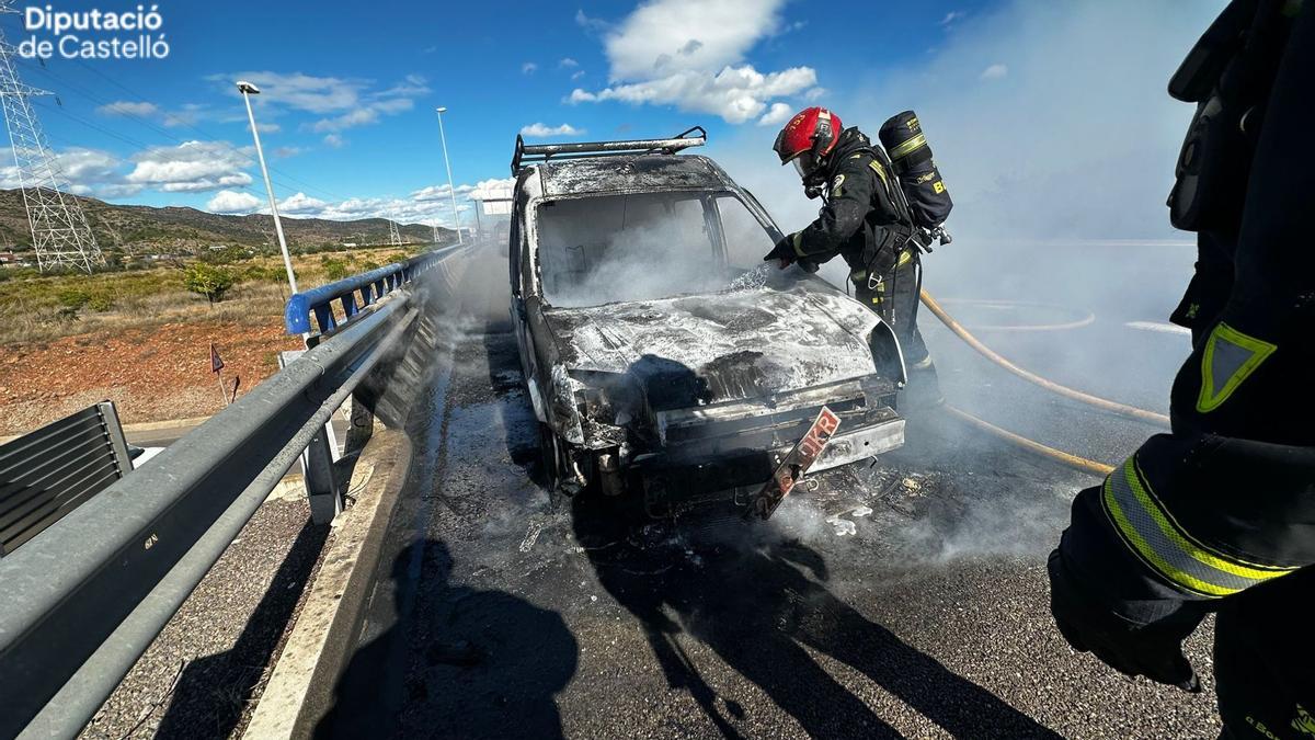 Los bomberos han tenido que sofocar las llamas del vehículo