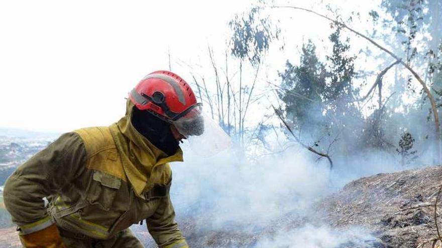 Un brigadista antincendios en Poio. // Gustavo Santos