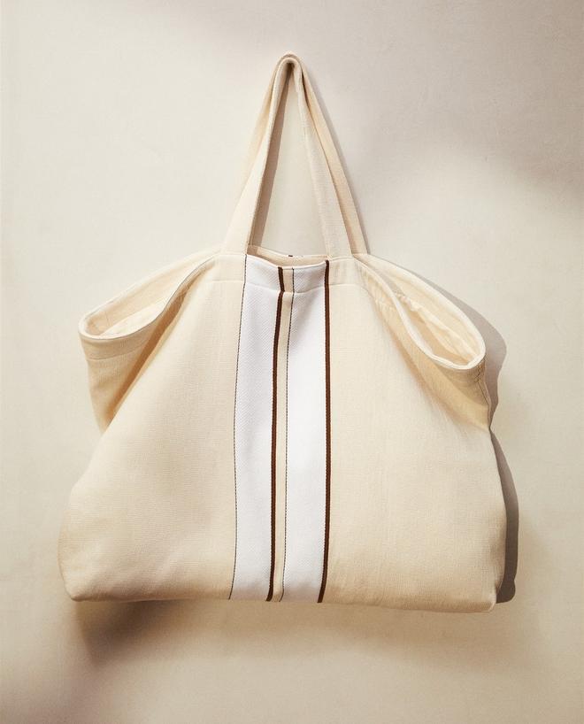 Bolso de playa de algodón con diseño de rayas verticales, de Zara Home (49,99 euros)