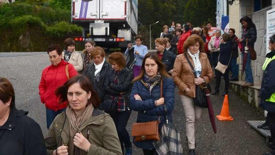 Trabajadoras, ayer, antes de la reunión en la empresa. // G.N.