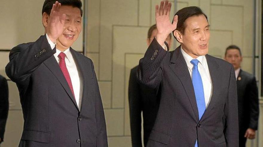 Els presidents xinès i taiwanès, Xi Jinping i Ma Ying-jeou, saluden en la trobada històrica