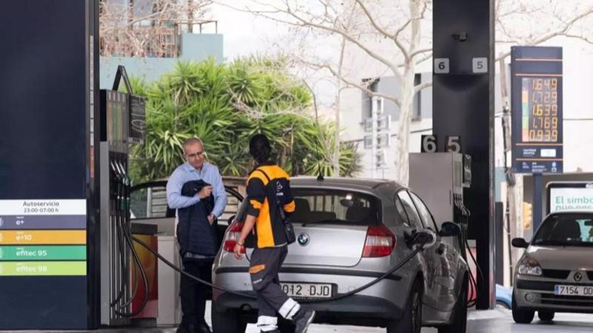 Ein Mitarbeiter der Repsol-Tankstelle an Palmas Camí de Son Rapinya betreut einen Kunden