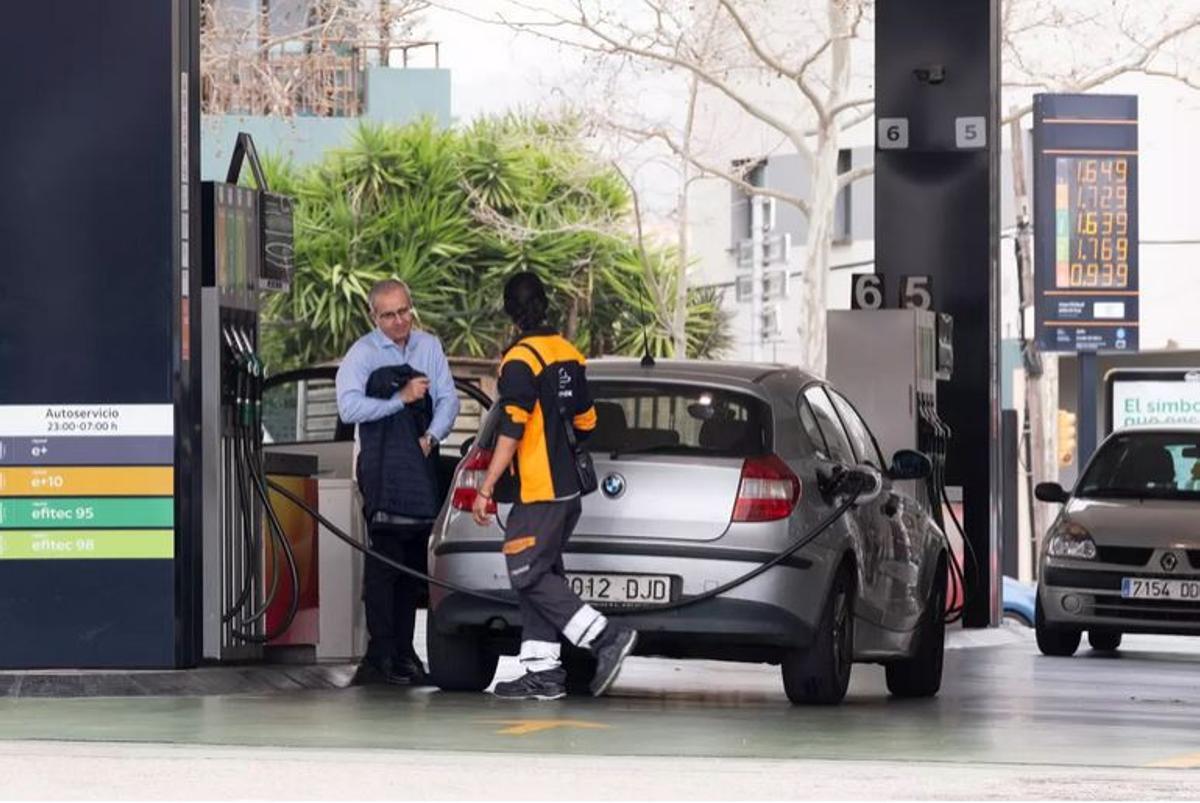 Ein Mitarbeiter der Repsol-Tankstelle an Palmas Camí de Son Rapinya betreut einen Kunden
