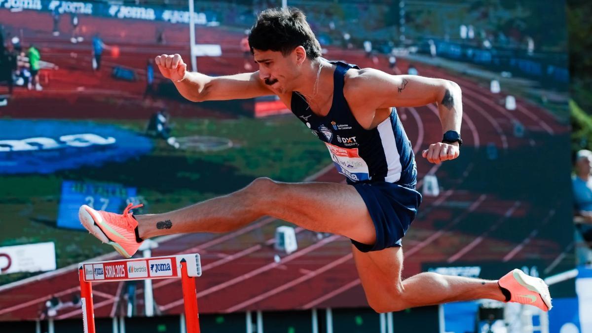 Jesús David Delgado, saltando una valla