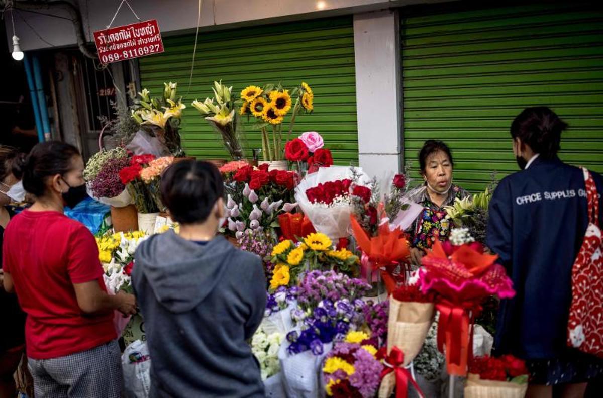 Una vendedora prepara flores para los clientes en su puesto en Bangkok el día de San Valentín