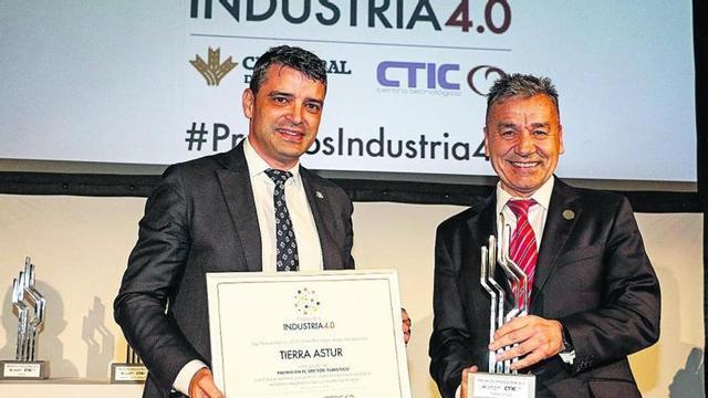 César Suárez, a la derecha, recoge el premio de manos de Juan Carlos Campo.