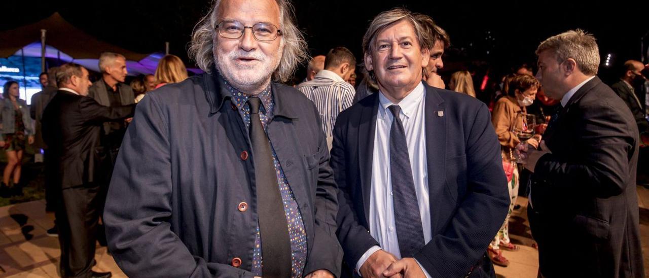 Andreu Manresa junto al presidente del Parlament balear, Vicenç Thomàs.