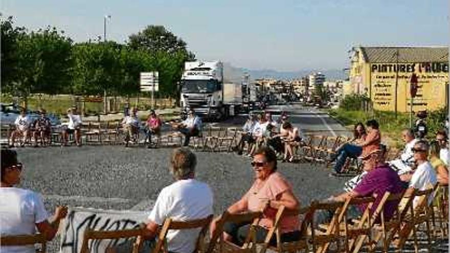 Tallen l&#039;N-260 reclamant tancar el carrer d&#039;accés al TAV