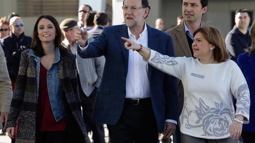 Rajoy, entre la presidenta del PP valenciano, Isabel Bonig (derecha), y la vicesecretaria Andrea Levy.