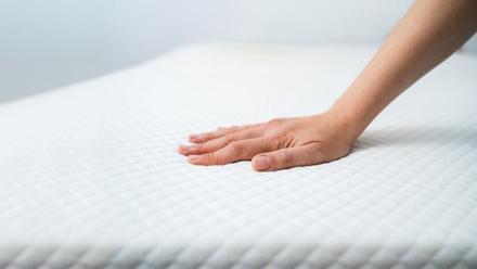 LIMPIAR SANGRE COLCHON | El truco definitivo para eliminar manchas de sangre  del colchón