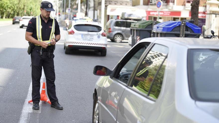 Los agentes hicieron un control ayer al mediodía en la Alameda de San Antón.