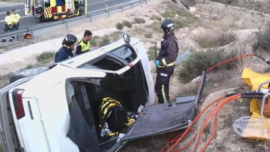 Bomberos auxilian a uno de los hombres heridos.