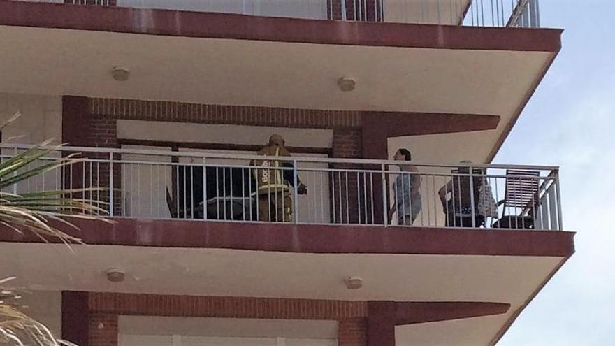 Confinan a dos vecinas en su terraza por un incendio en les Rotes de Dénia