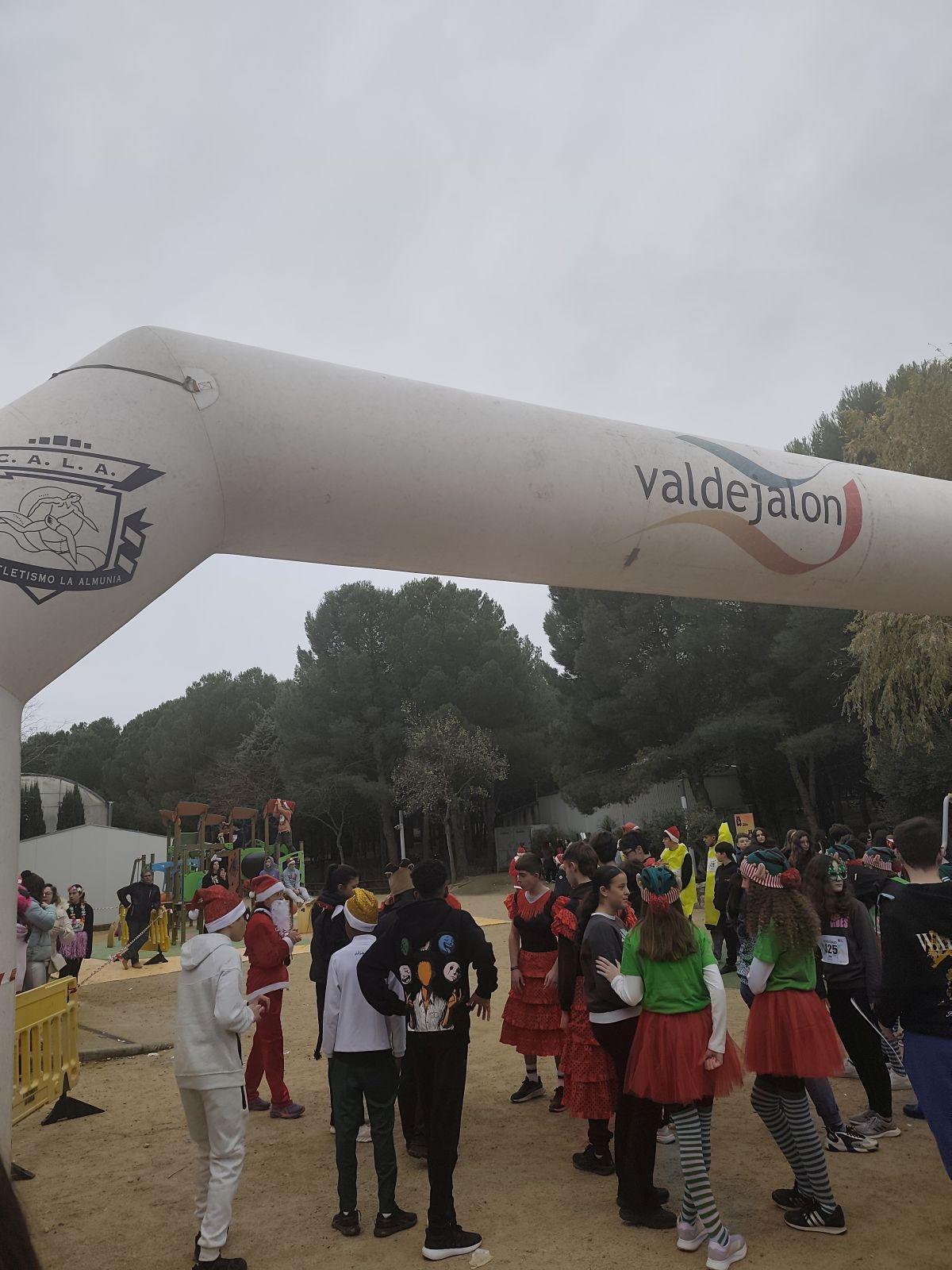 Deporte, solidaridad y diversión se dan cita en la carrera solidaria del IES Cierzo en el Aviapark de La Muela