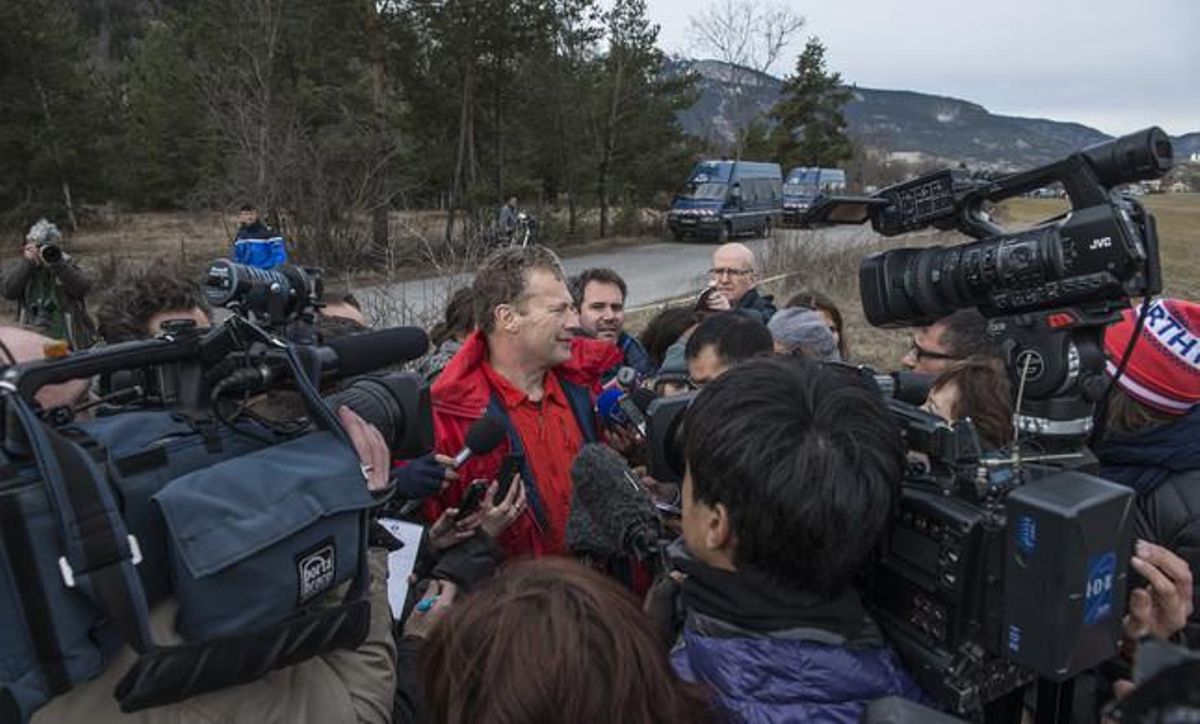 Xavier Roy, coordinador dels mitjans aeris, informa els periodistes a Seyne-les-Alpes.
