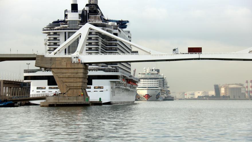 Busquen una persona que ha caigut a l&#039;aigua des d&#039;un creuer al Port de Barcelona