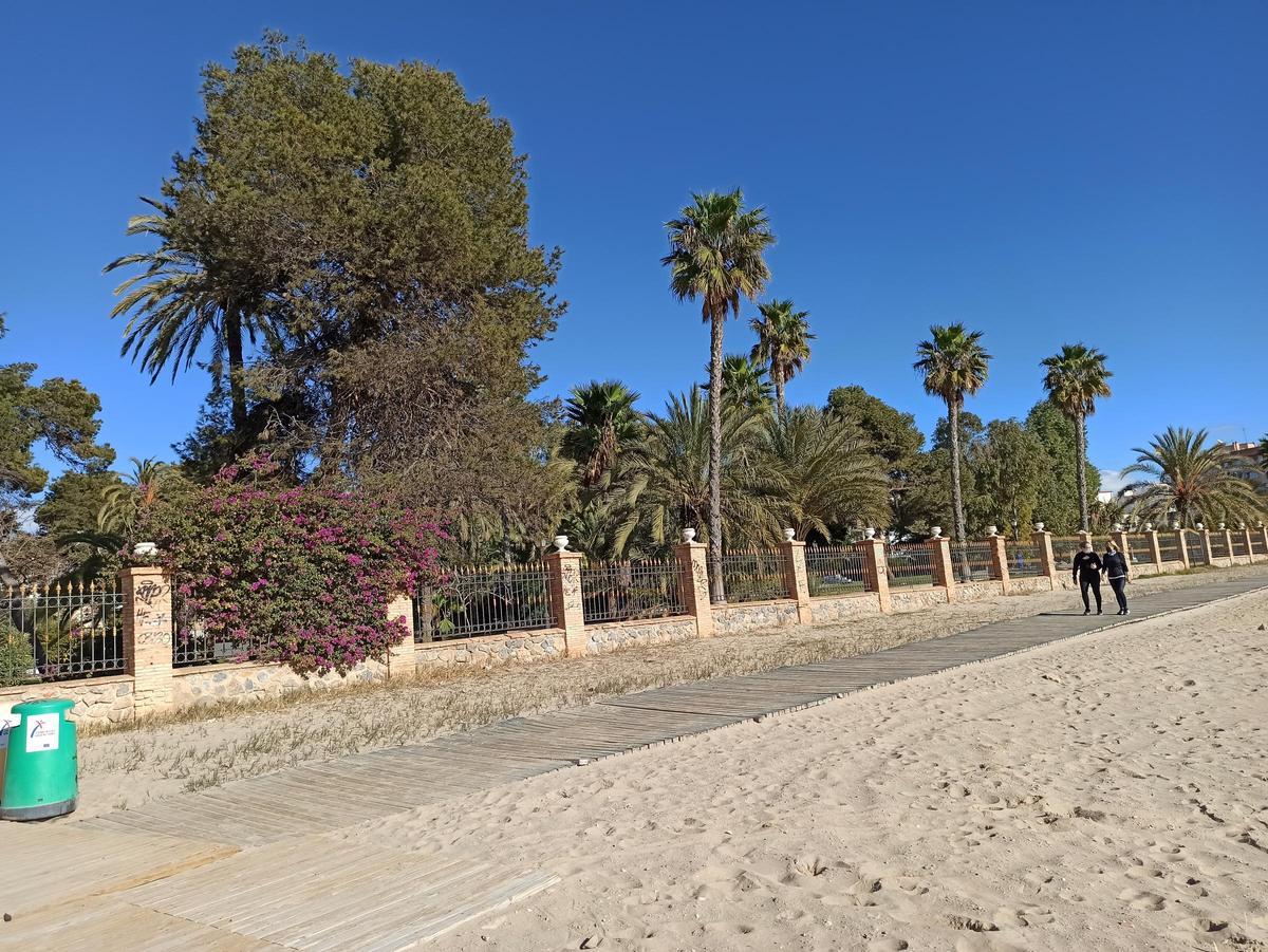 Muro perimetral que delimita el parque con la playa del Acequión y que se retira en el proyecto