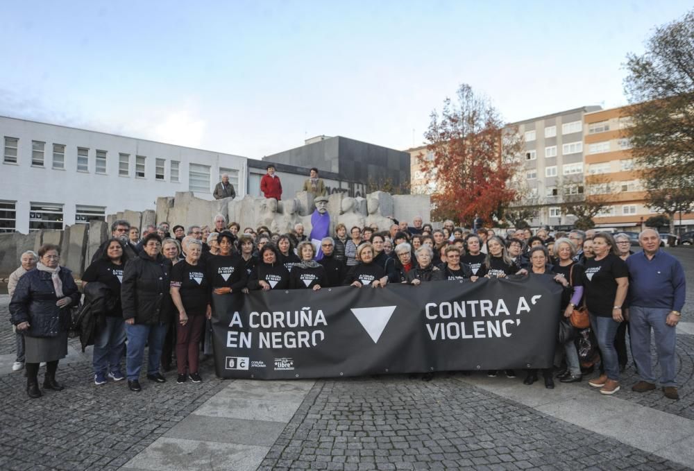 Concentración y colocación de lazo junto al monumento a Pablo Iglesias, dentro de la campaña A Coruña en Negro.