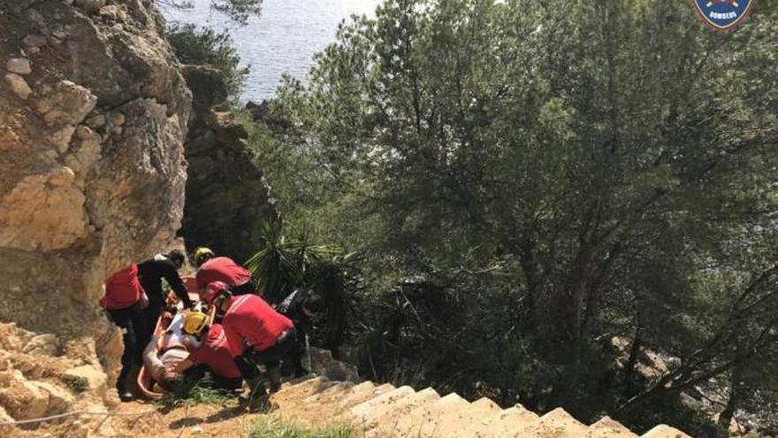 Feuerwehr rettet Frau nach Sturz von Aussichtspunkt