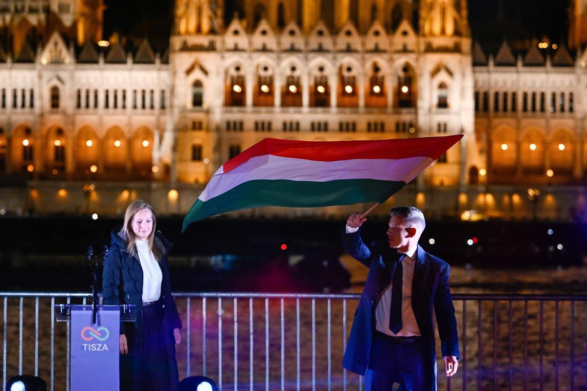 Peter Magyar oneja la bandera a Budapest davant de l’edifici del Parlament.