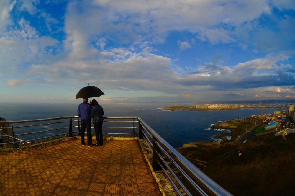 Espectacular arco iris recibe al otoño en A Coruña