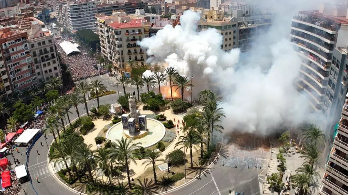 Así ha sido la mascletà del concurso de Hogueras, a cargo de la pirotecnia Alto Palancia de Castellón
