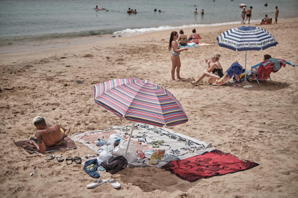 Un baño en la playa, uno de los remedios más utilizados este jueves para combatir el calor.