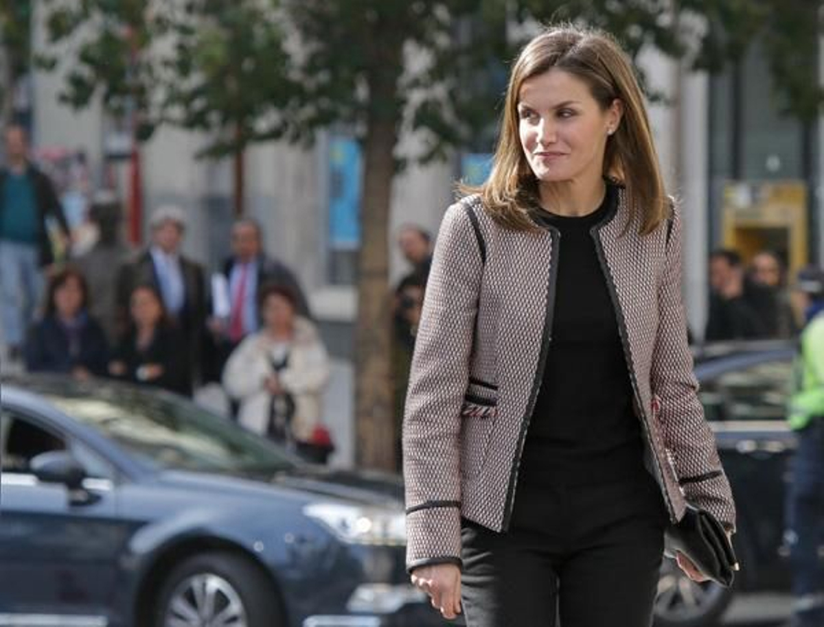 Detalle de Letizia Ortiz con look negro y chaqueta de 'tweed' de Hugo Boss