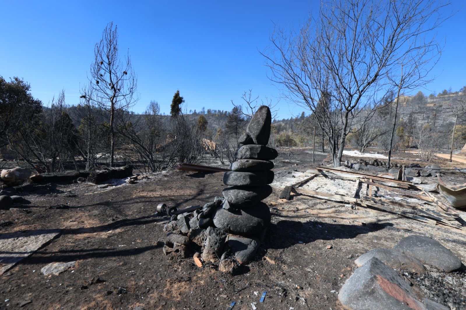 La imagen de la desolación: el fuego arrasa viviendas en la aldea de Los García